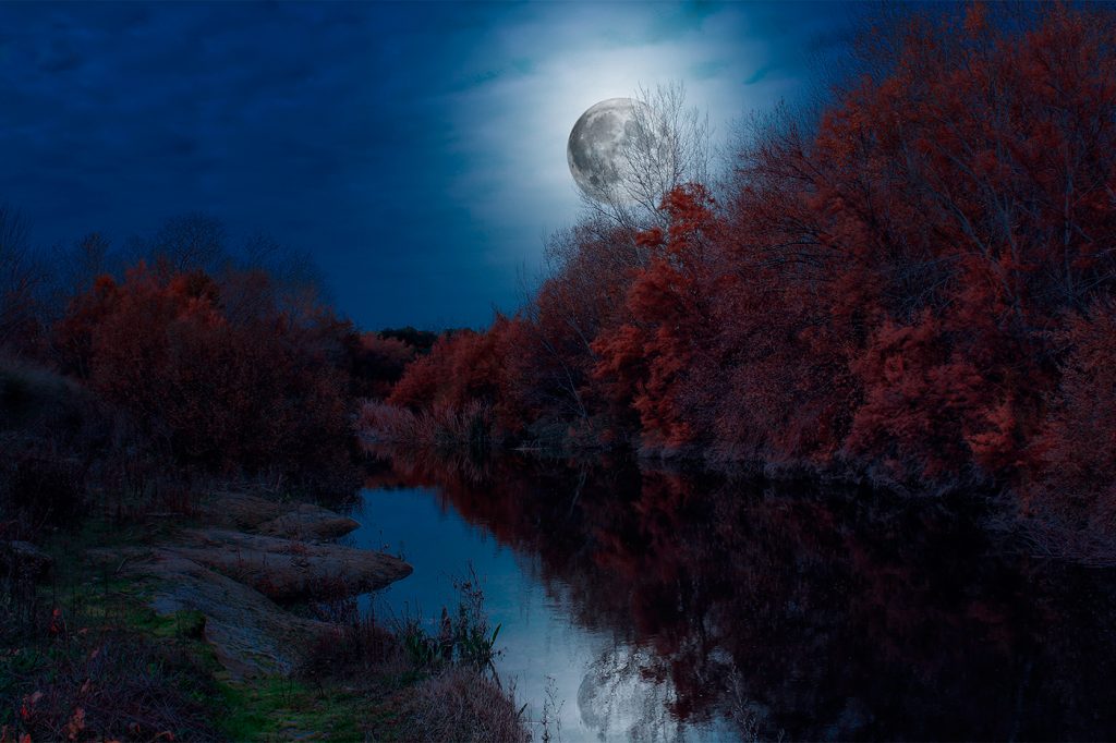 Luna llena sobre el campo y la montaña en la noche de otoño